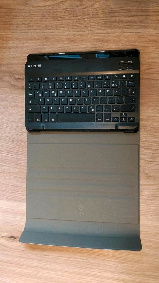 Lenovo Tab M10 10" Android Tablet mit Hülle und Tastatur in Augsburg