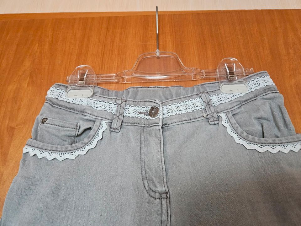 Tolle Jeanscapri Caprijeans Caprihose Spitze von Yigga Gr. 152 in Metzingen