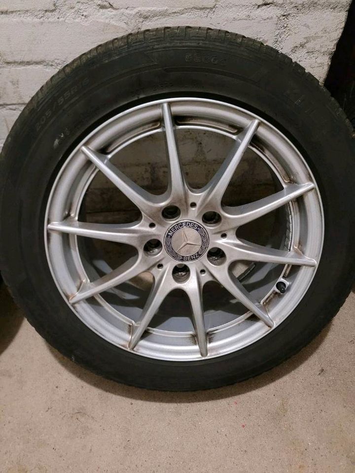 16" Allwetter Reifen auf original Mercedes Felgen in Hamburg