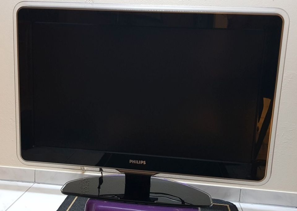 Philips LCD-Fernsehgerät mit Ambilight-Modus in Großbeeren