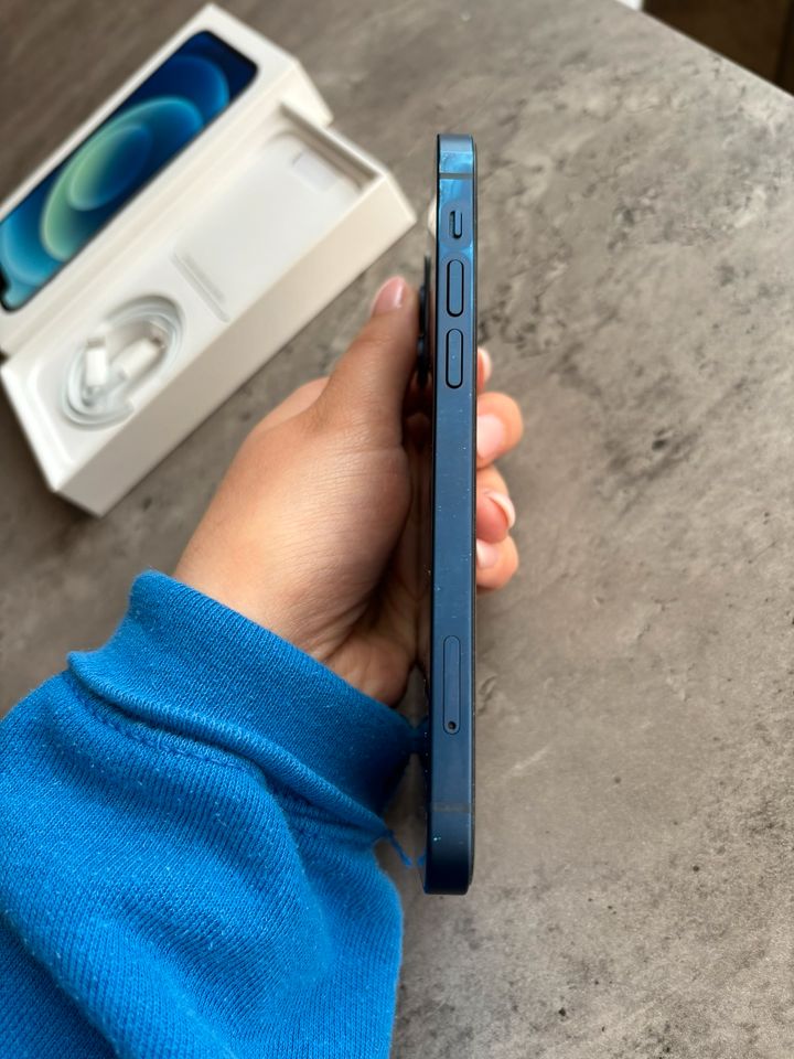 Apple iPhone 12 blau 128 GB in Straelen