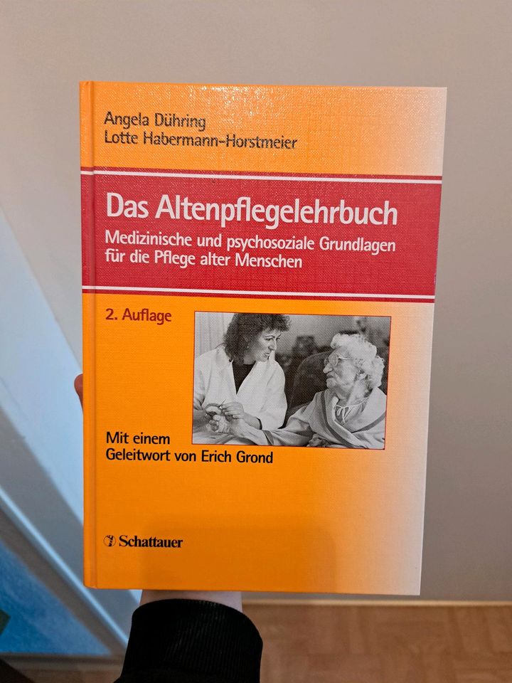 Bücher, Thiemes Altenpflege, Krankenpfleger, Ausbildung, Arnzei in Dillenburg