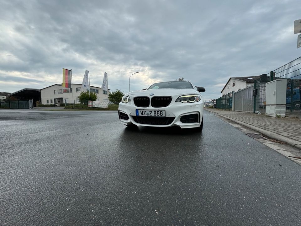 BMW m235i in weiß in Solms