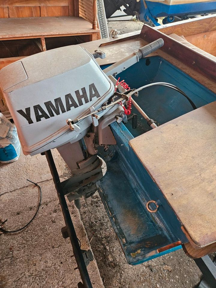 Holzboot mit Yamaha Außenborder und Trailer in Nödike