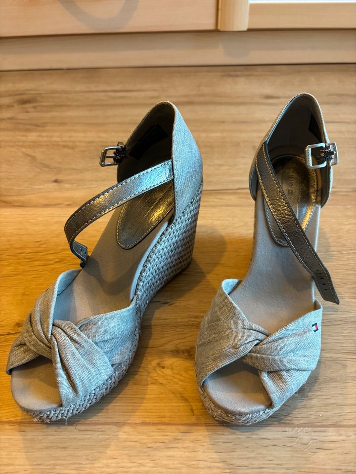 Keilsandaletten von Tommy Hilfiger in Grau/Silber - Gr. 36 in Bad Lippspringe