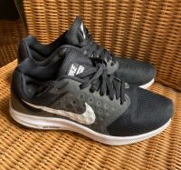 Nike Turnschuhe Sneaker Gr. 36,5 schwarz weiß TOP Zustand Sachsen-Anhalt - Oschersleben (Bode) Vorschau