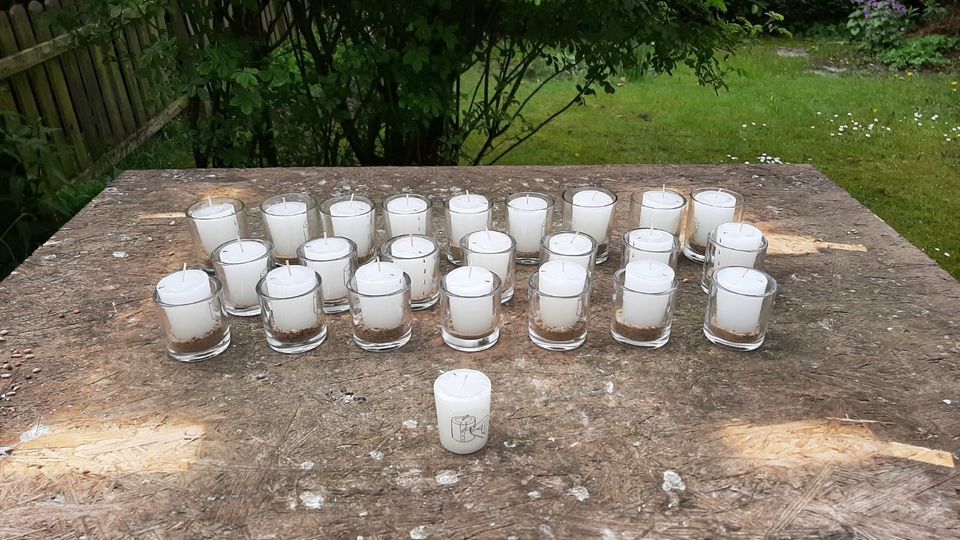 23 Teelicht-Gläser mit Glas und Kerzen in Itzehoe