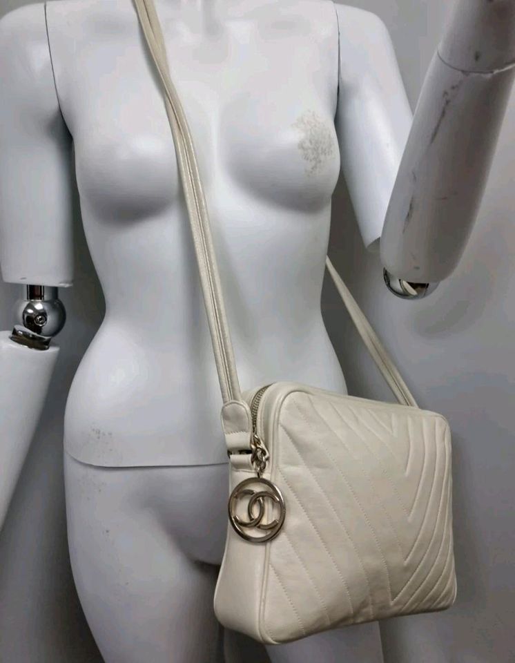 CHANEL Original Vintage Umhängetasche Cremeweiß V-Muster Gut Zust in Nürnberg (Mittelfr)