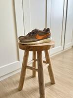 Nike Sneaker mit kupferfarbenen Details Bayern - Lichtenfels Vorschau