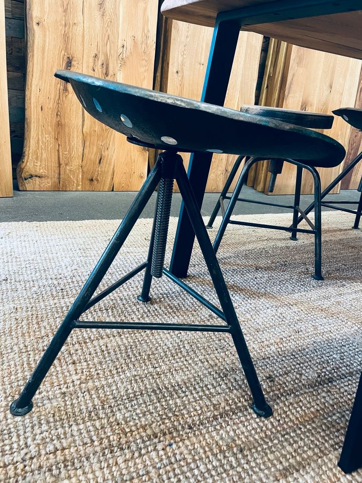 Restaurierte Traktor Metall Stühle & Hocker mit verschiedenen Gestellen | Originale Traktoren Schalen Sessel | Industrial Vintage Landhaus Stil Interior Design Sessel Lounge Bar Theke Kneipe Inventar in Berlin