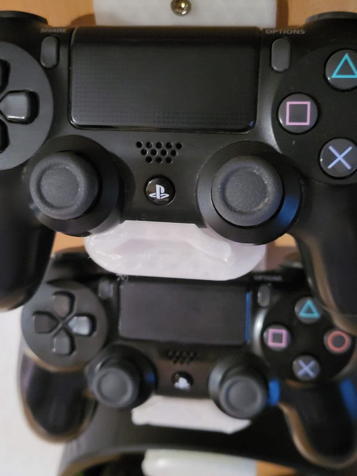 Halter für 2 PS4 Controller und Headset in Wehr