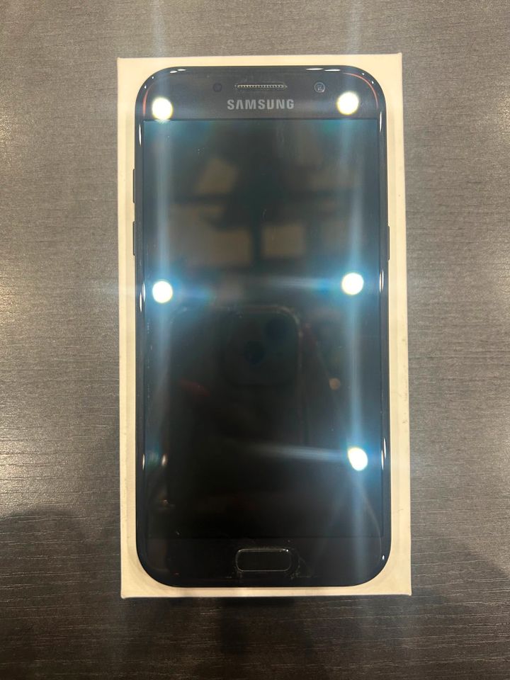 Samsung Galaxy A5 in der Farbe Schwarz, 32GB mit Zubehör in Sontra