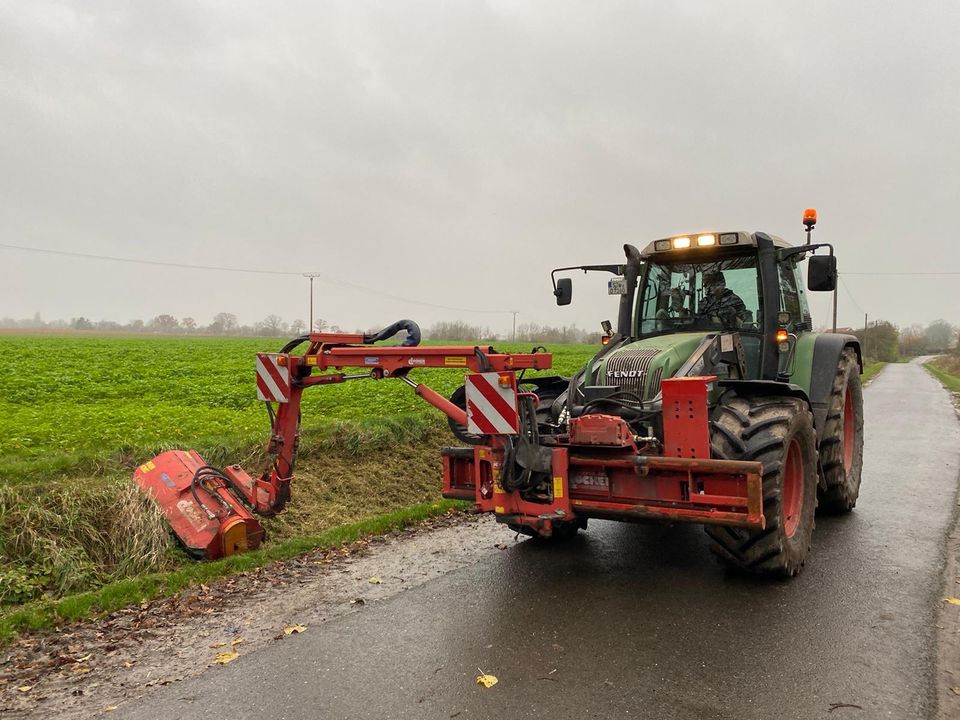 Lohnarbeiten: Mulchen von Straßengräben, Grünstreifen, Böschungen in Laer