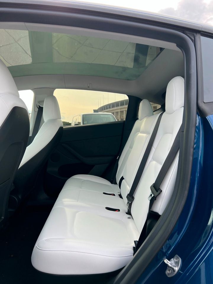 Tesla Model Y  2023 372 PS Autovermietung Mietwagen Automieten Rent a car in Berlin