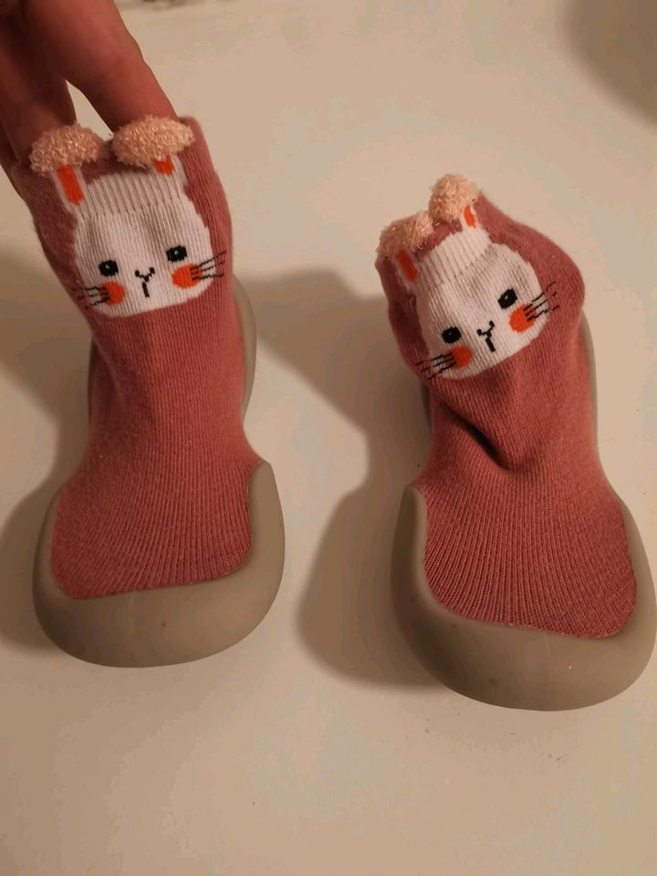 Rutschfeste Socken mit Silikonsohle für Mädchen, Größe 26 27 in Garbsen