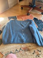 Einen Karton mit blusen, Rock und Hemd Hessen - Vöhl Vorschau