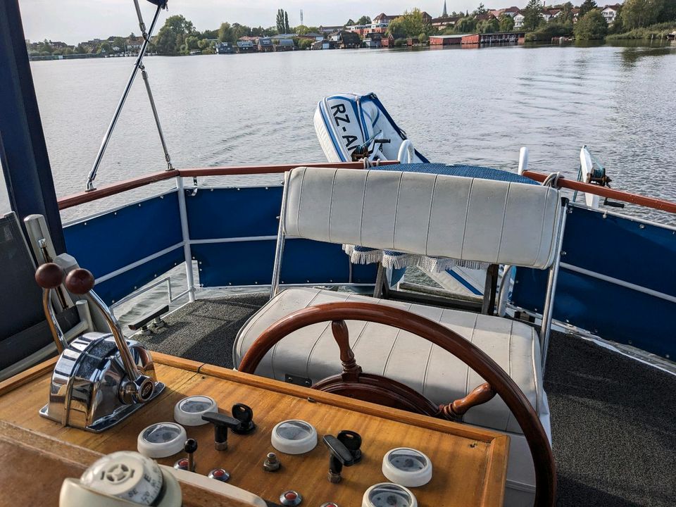Stahlboot  Kieler Werftbau mit Liegeplatz auf dem Schweriner See in Leezen MV