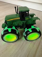 Traktor John Deere mit leuchtenden Rädern Schleswig-Holstein - Brokstedt Vorschau