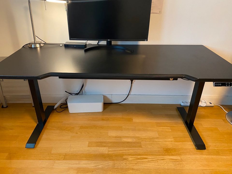 Elektrisch höhenverstellbarer Schreibtisch 180cm Memory Schublade in Oberschleißheim
