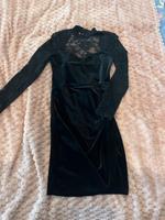 Samtkleid mit Spitzenärmeln Nordrhein-Westfalen - Bestwig Vorschau