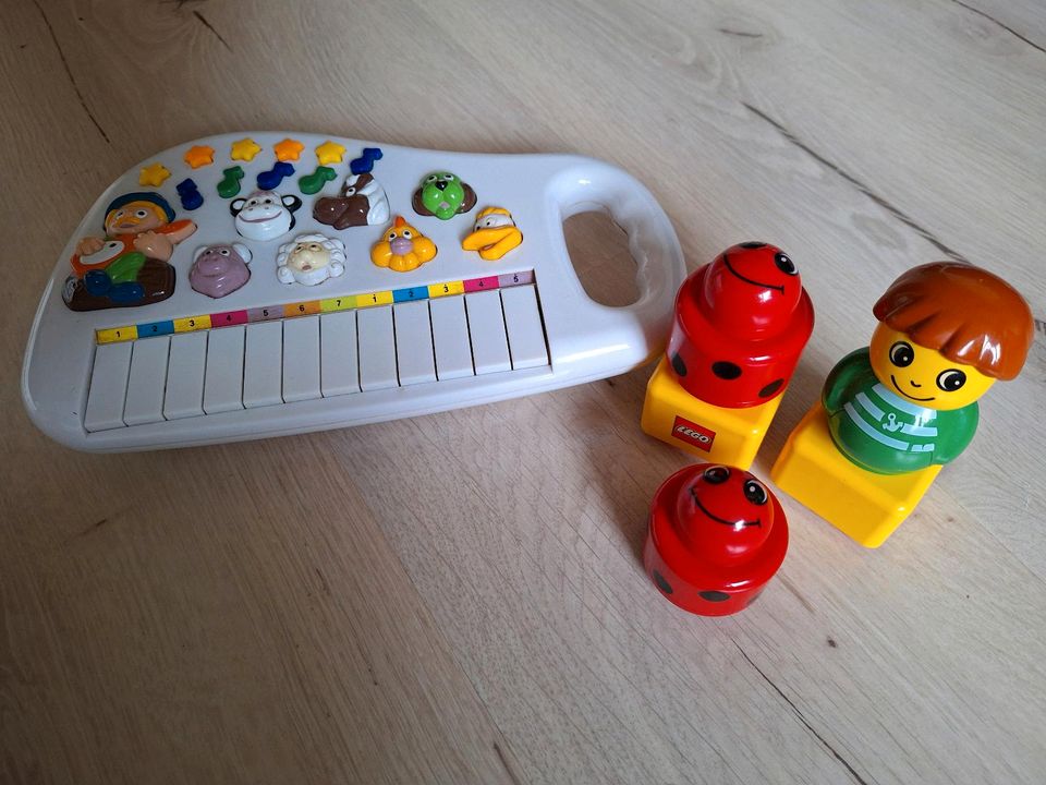 Kleinkinder Keyboard und Lego Figur in Pollhagen