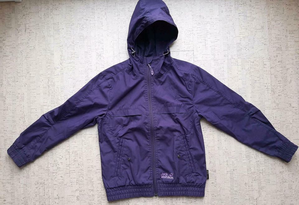 NEUWERTIG: Mädchen Jacke von Jack Wolfskin, Gr. 140, Lila in Aindling