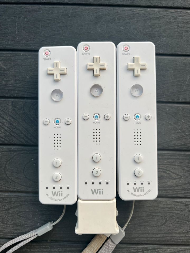 WiiU MIT 3 CONTROLLER +  ZUBEHÖR (inkl. Mario Cart 8 installiert) in Gangelt