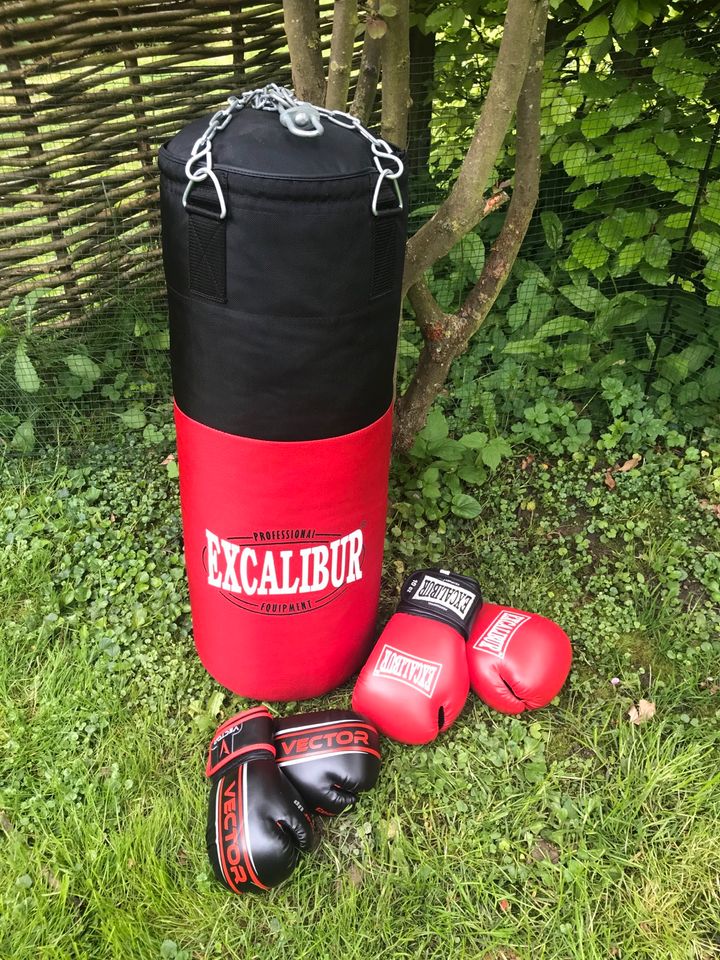 Boxsack inklusive 2 paar Boxhandschuhe für Erwachsene und Kinder in Kronsgaard
