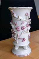 Meissen, Porzellan, Fußvase, Vase auf Tatzen, Blumen appliziert Nordrhein-Westfalen - Leverkusen Vorschau