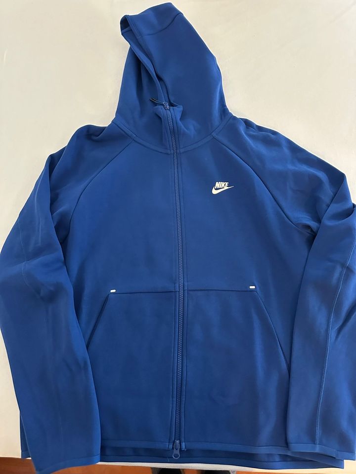 Nike tech fleece oberteil in Berlin