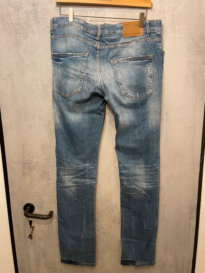 Zara Jeanshose W32 M/L Blau used destroyed ripped denim boho h&m in Saarlouis