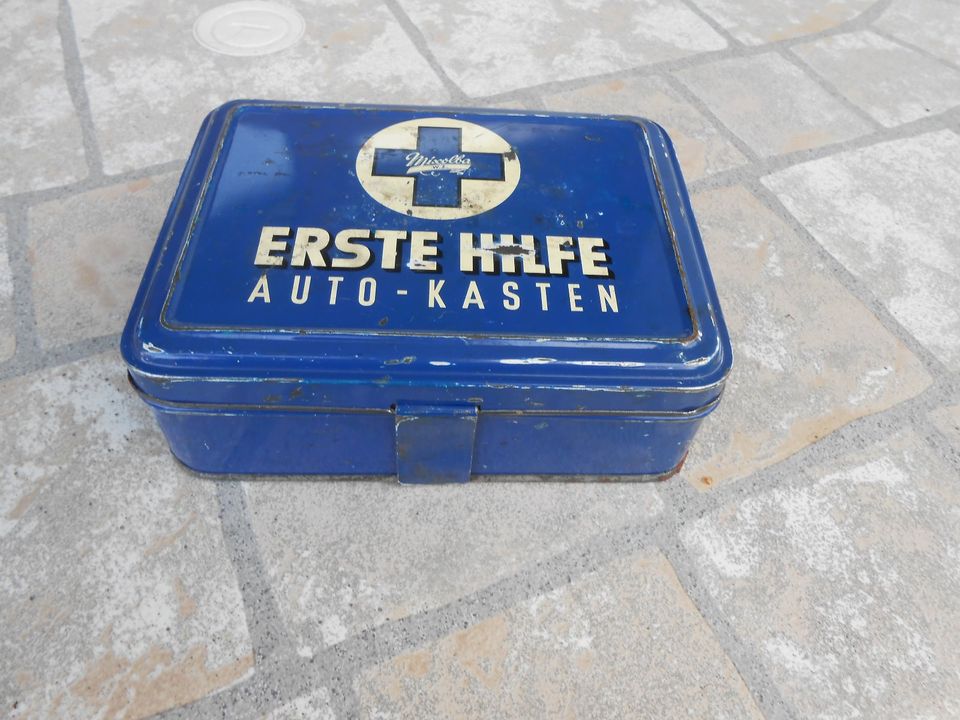 Erste Hilfe-Auto Kasten Verbandskasten 1955 in Marburg