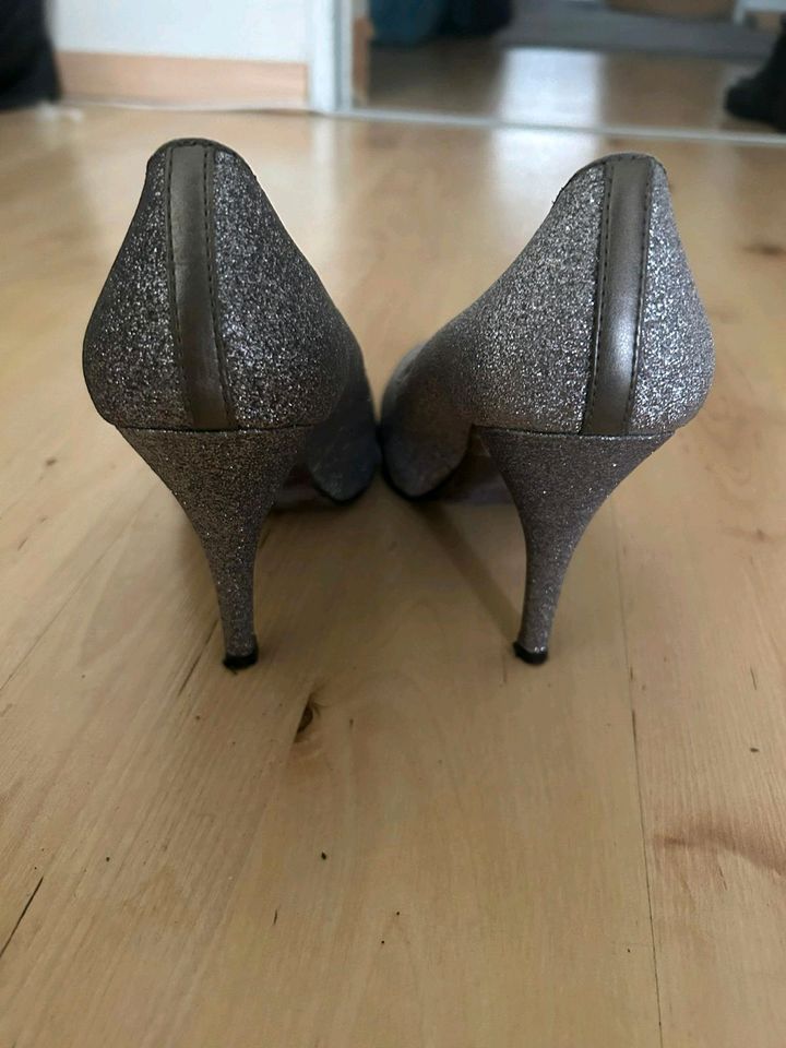 Tamaris Damen Schuhe High heels gr 38 neuwertig in Gelmer