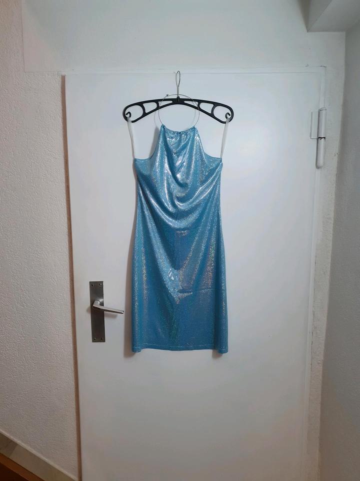 Ring-Halterneck-Kleid / Partykleid hellblau aus 2000er Jahren in Seefeld