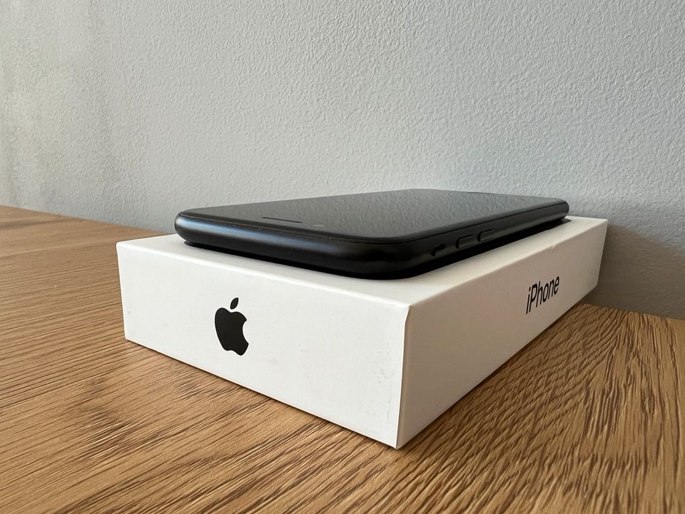 iPhone SE 2020 128GB schwarz + Slim Hülle in Moosburg a.d. Isar