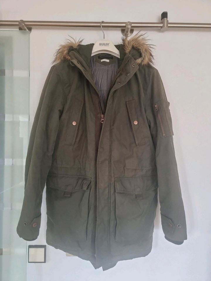 Jacke Winterjacke grün Kapuze Größe L in Ingolstadt