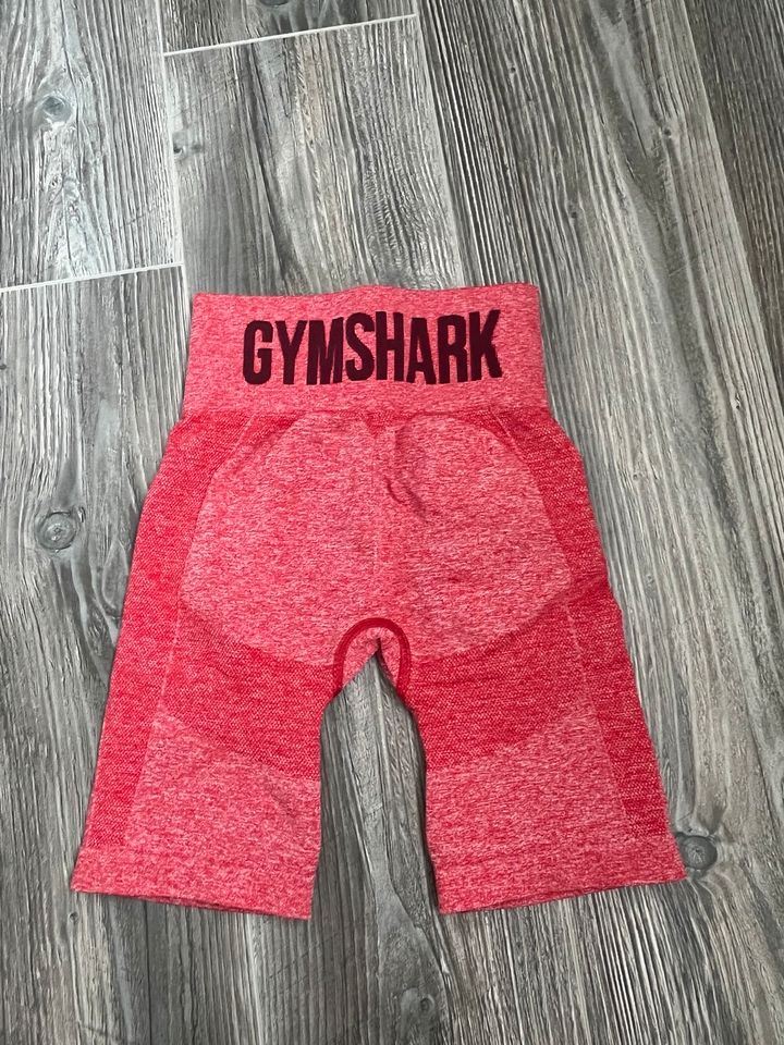 Gymshark Shorts rot in Salzgitter