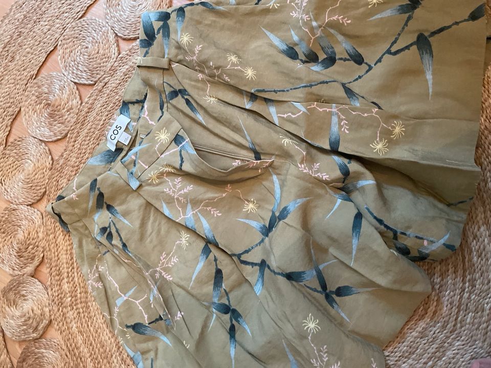 COS Shorts Muster bunt Sommer Muster 38 M grün skirt in Frankfurt am Main