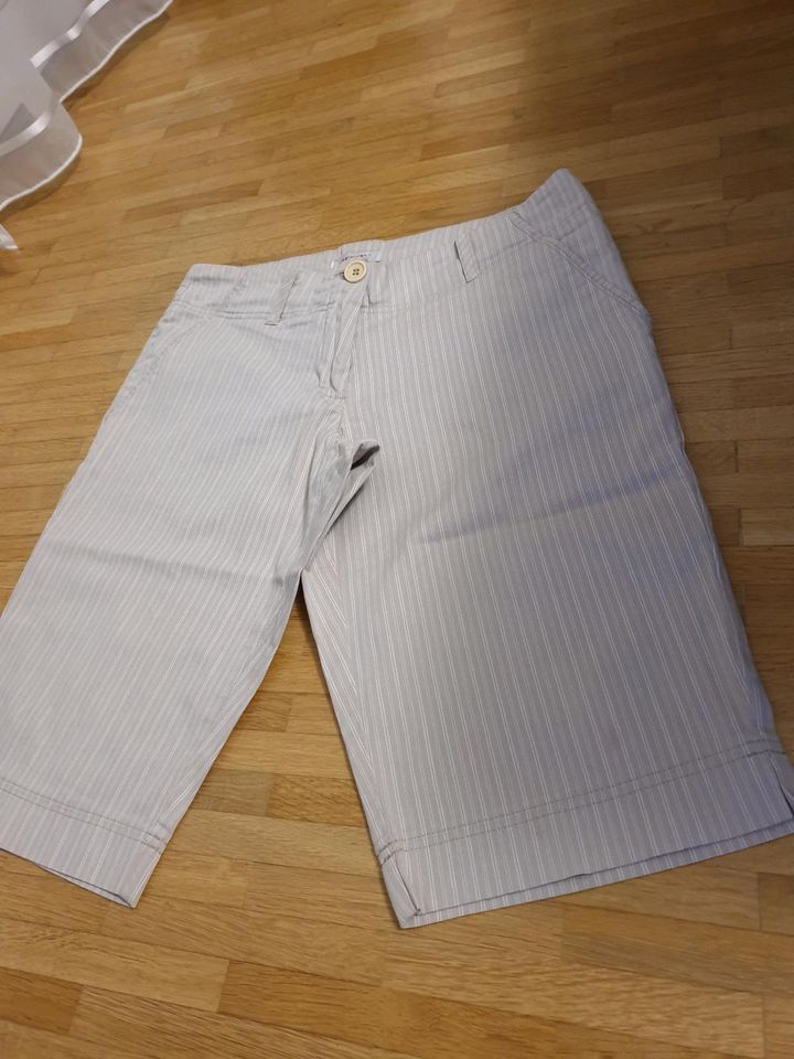 Orsay Damen Bermuda Shorts Gr. 32 in München