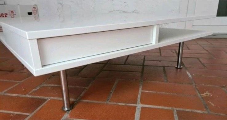 Moderner Ikea Hochganz Tisch fürs Wohnzimmer Guter Zustand in Frankweiler