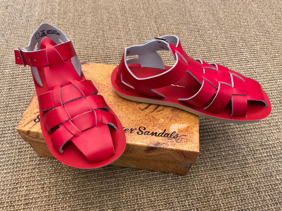 NEU! SALT WATER SANDALS Shark red Gr. 29 in Berlin