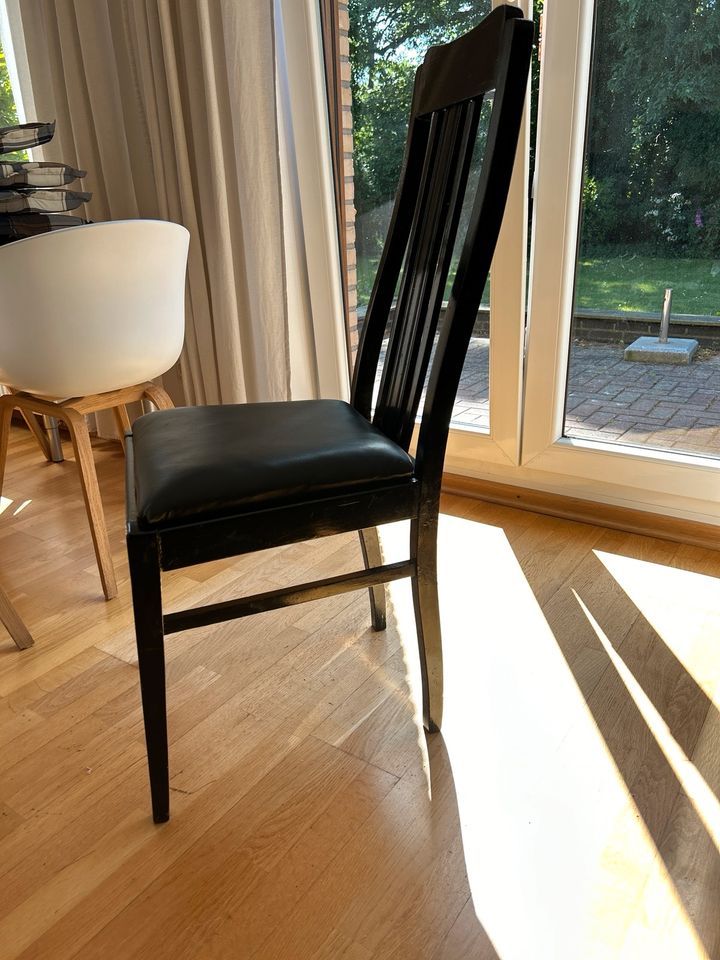 Schwarzer Stuhl Leder Antik aufgearbeitet in Elmshorn