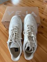 VEJA Sneaker  „neu“ im Original Karton Größe 41 Hessen - Hohenstein Vorschau