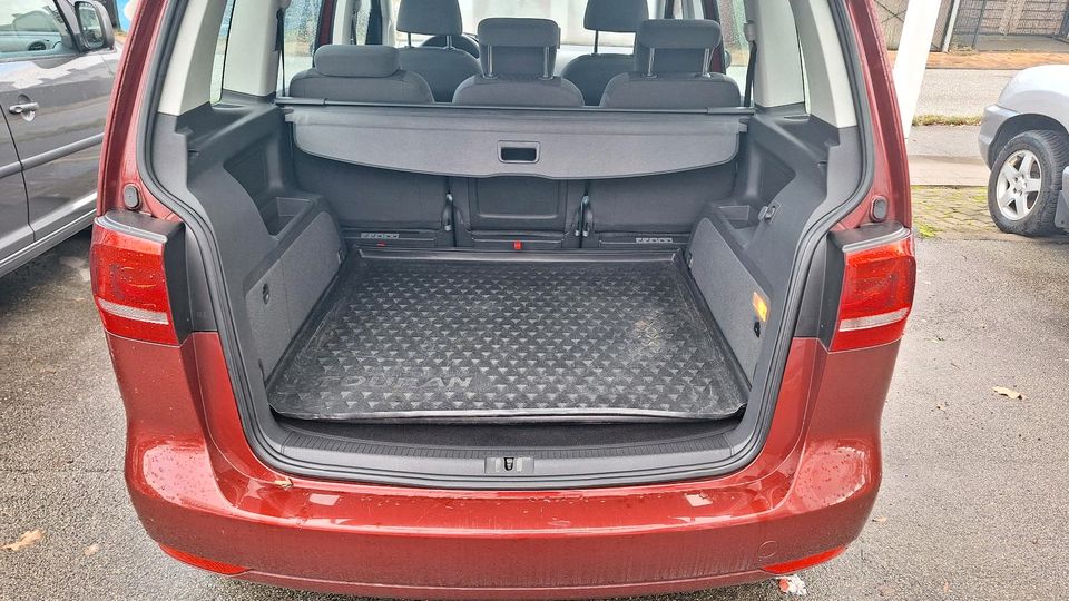 Volkswagen Touran Comfortline 8x bereift, gepflegt in Lübeck