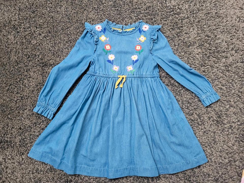 Mini Boden Kleid Gr. 116 blau langarm Stickerei Jeanskleid w.Neu in Wetschen