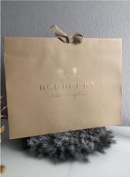 Burberry Tüte geschenkt Verpackung Weihnachten Frankfurt am Main - Rödelheim Vorschau