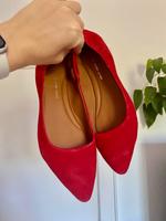 Rote Damenslipper mit Spitzer Zehenpartie Hamburg - Wandsbek Vorschau