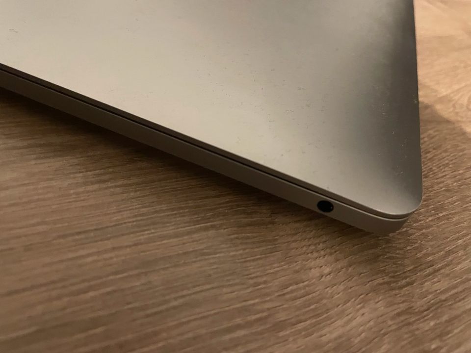 MacBook Pro 13“ m1 2020 mit Touchbar in Siegburg