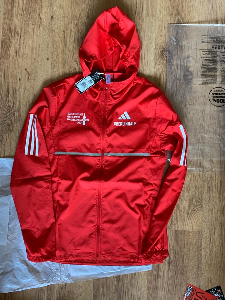 Adidas Laufjacke Generali Halbmarathon Berlin 2024 in Lüneburg