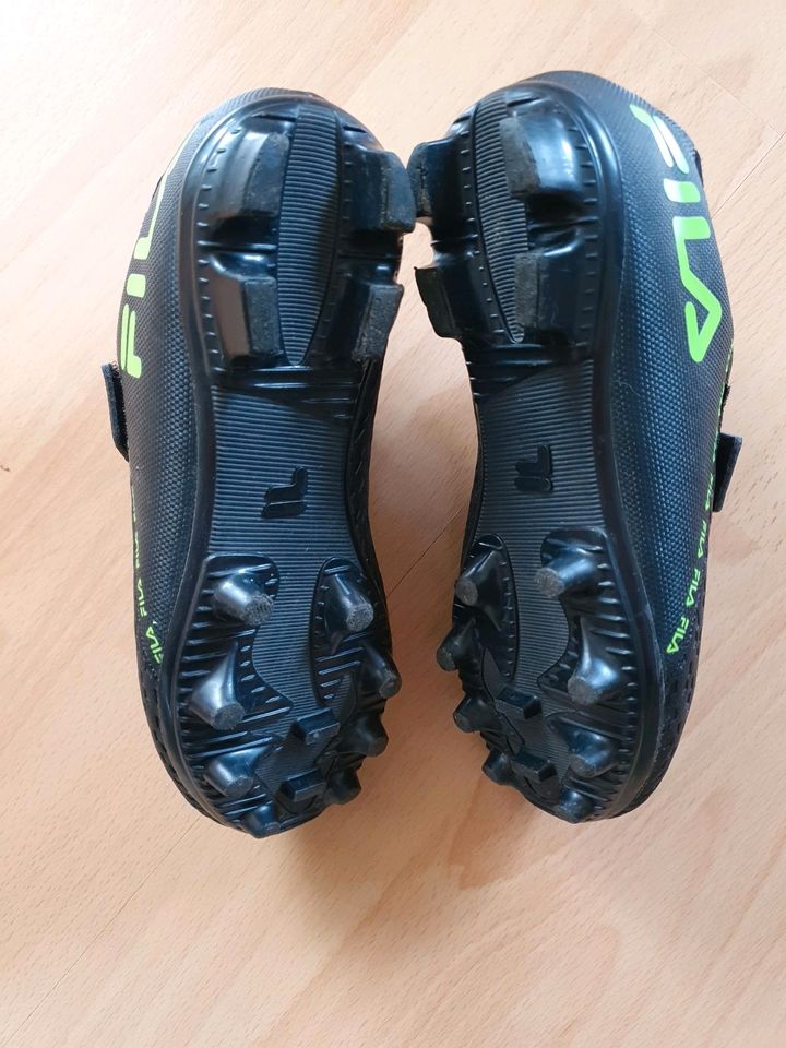 Fußball Schuhe von Fila Größe 32 schwarz in Frankenberg (Sa.)